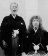 Soke Nakamura alaturi de Shihan Maroteaux, dupa ce fost formal adoptat in mijlocul scolii Takeda Ryu , in calitate de Shihan (maestru)